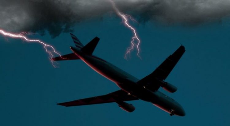 Rayo impacta en avión de Aeroméxico