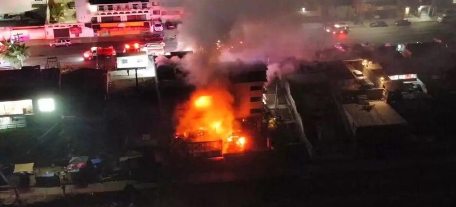 Incendio consume baños públicos y tienda de autoservicio en Playas de Tijuana