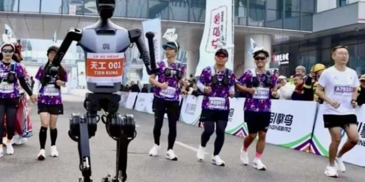 Robots bípedos correrán junto a humanos en media maratón en Beijing