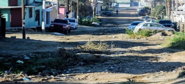 Calle Granjas El Gallo siguen destruida por lluvias