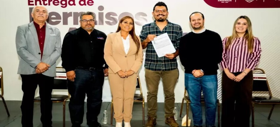 Impulsa Gobierno de Claudia Agatón certeza jurídica de comerciantes locales con entrega de permisos de alcoholes