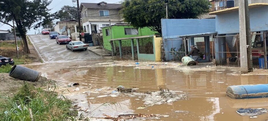 Habitantes de la colonia Margaritas en Ensenada quedan atrapados tras las lluvias