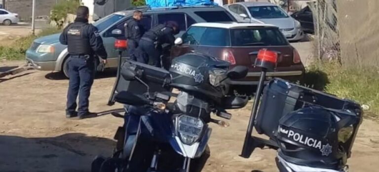 Rescatan a perro que llevaba días atrapado en un automóvil de Ensenada