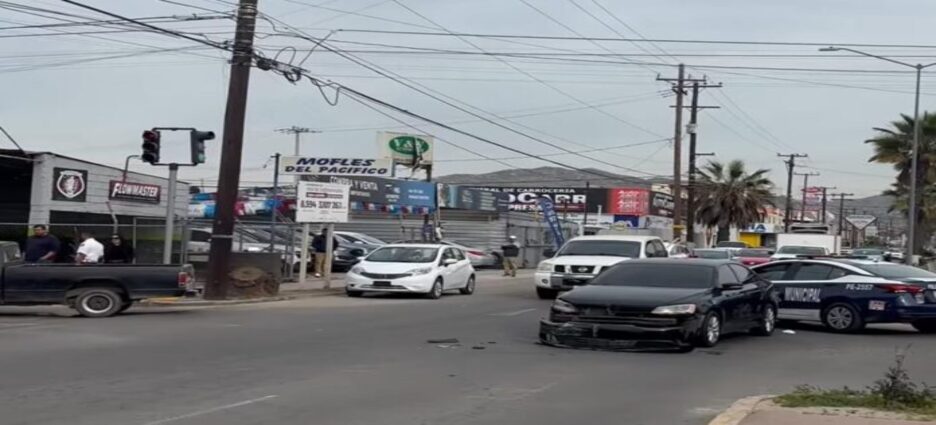 Agente de la FESC choca y exige 70,000 pesos de reparación en Ensenada