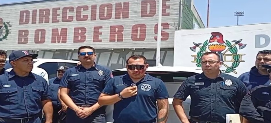 Bomberos reclaman aumento salarial en Ensenada