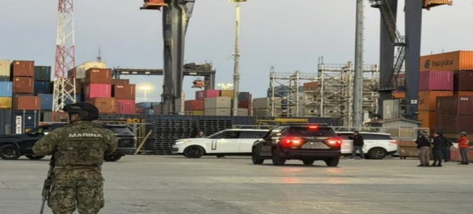 Secretaria de Marina resguarda instalaciones portuarias durante aseguramiento de vehículos en Ensenada, BC