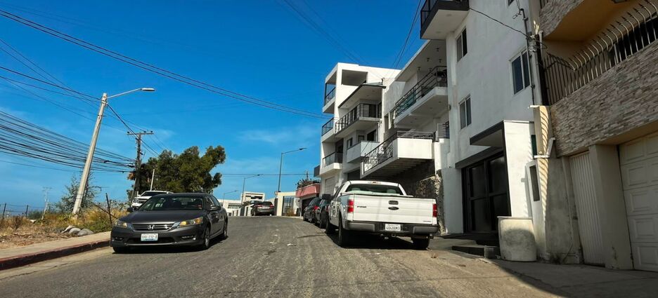 Habitantes reclaman uso de carril hacia el Cicese como estacionamiento en Ensenada